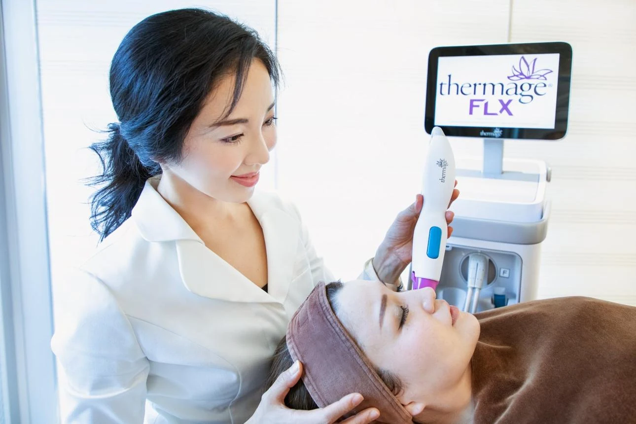 Traitement du front au Thermage FLX