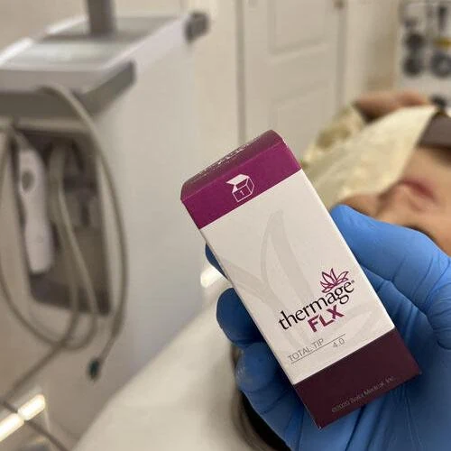 Vérification de la boîte d’un embout Thermage FLX authentique avant la séance