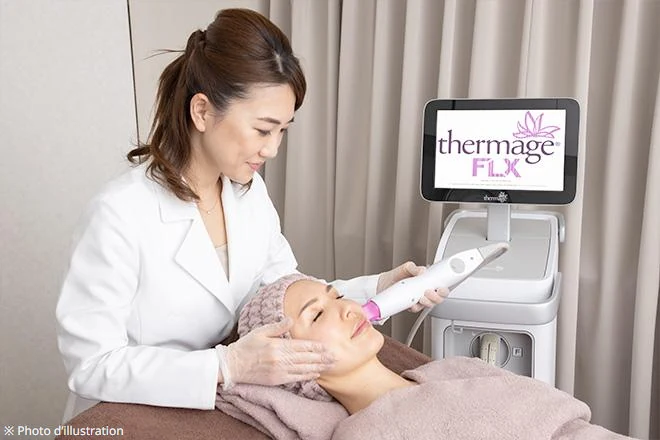 Un médecin réalisant un Thermage FLX sur le visage